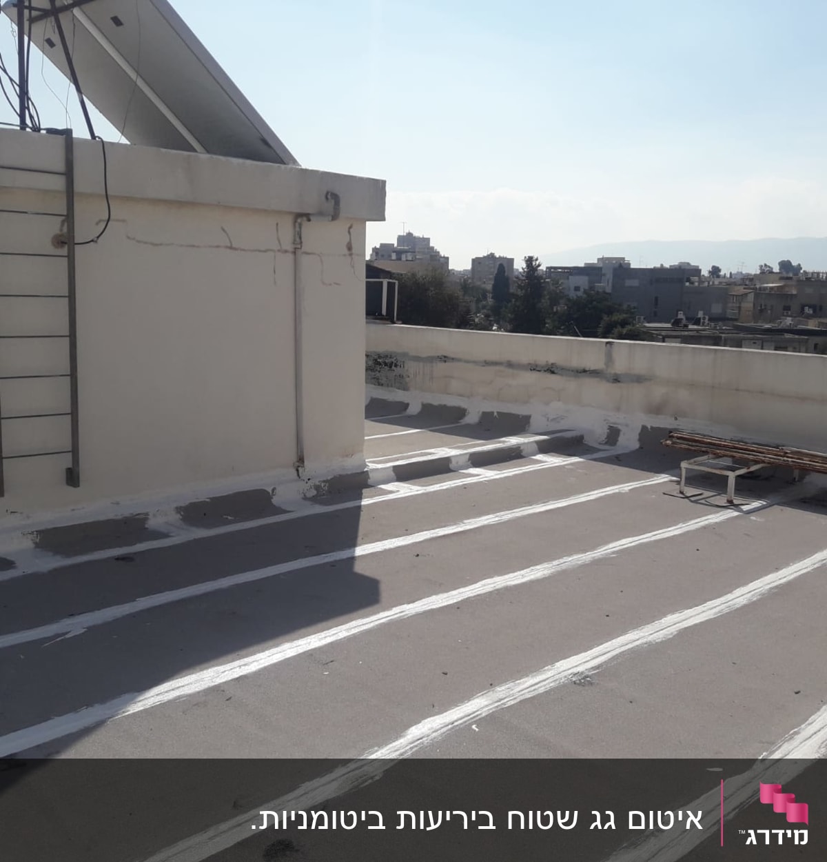 גג עם קווים לבנים לאיטום